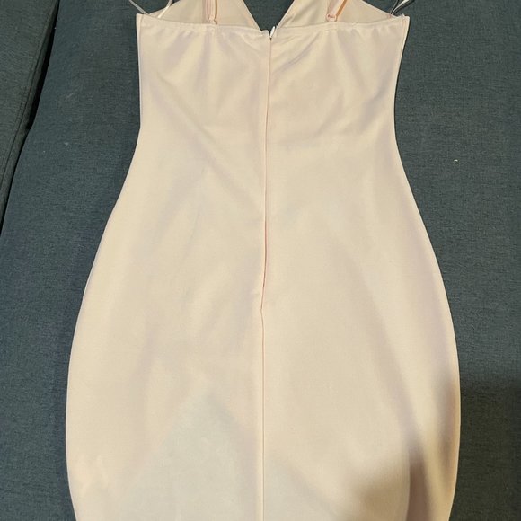 Peach dress with lace slit - Picture 4 of 4